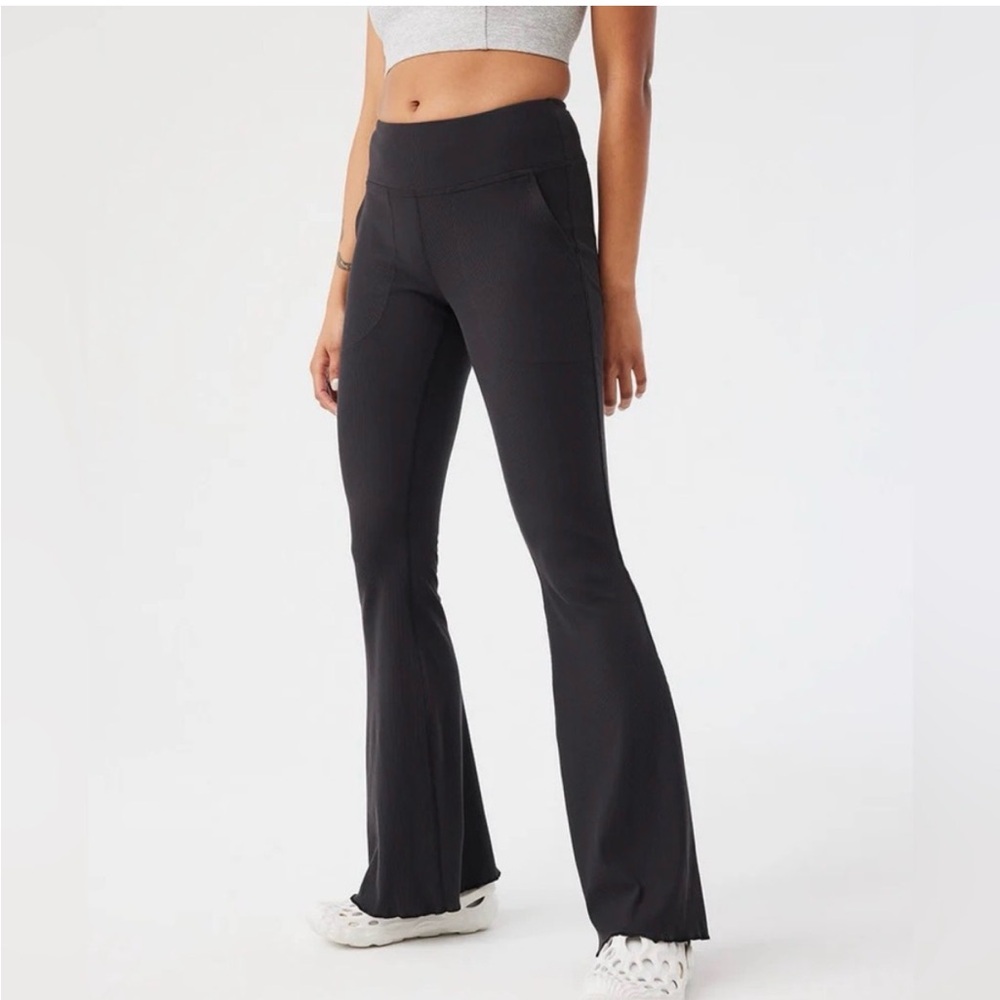 Outdoor Voices SuperForm Rib Flare Pant in Black- Size Small
